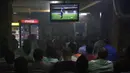 Warga Palestina menonton laga El Clasico antara Barcelona melawan Real Madrid di West Bank City, Ramallah, Minggu (6/5/2018). Konflik perang tak menyurutkan fenomena El Clasico. (AFP/Abbas Momani)