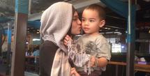 Khaleev kini sudah menginjak usia 9 tahun. Sebagai ibu, Zee Zee Shahab pun mengaku terharu atas tumbuh kembang Khaleev. (Instagram/zeezeeshahab)