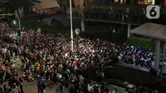 Calon penumpang antre panjang untuk memasuki stasiun MRT di Bundaran HI, Jakarta, Minggu (1/1/2023) dini hari WIB. Perayaan tahun baru yang digelar di kawasan tersebut telah selesai, banyak warga yang ingin kembali pulang sehingga menyebabkan penumpukan antrean di stasiun MRT Bundaran HI. (Liputan6.com/Angga Yuniar)