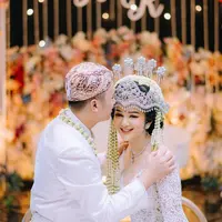 Kabar bahagia datang dari pemeran Hana Hanifah. Artis cantik ini resmi menikah dengan Randy pada Jumat (8/9/2023). Kabar bahagia itu dibagikan Hana melalui akun instagramnya. [Instagram/azter.art]