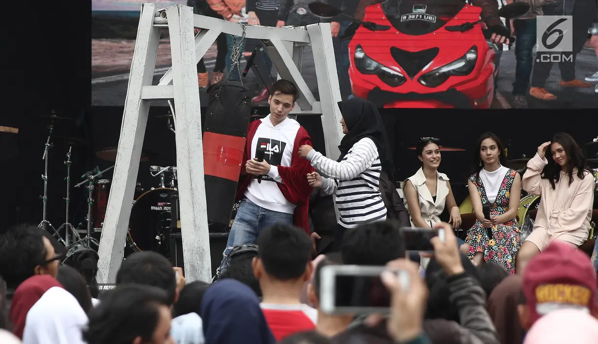 Salah satu artis pemain sinetron Anak Langit, Stefan William saat meet & greet dalam acara Vidio Fair 2.0 di Gandaria City Mall, Jakarta, Sabtu (3/11). Vidio Fair 2.0 kali ini mengambil tema One Stop Event You Can Get. (Liputan6.com/Herman Zakharia)
