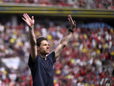 Pelatih Bayer Leverkusen, Xabi Alonso melakukan perpisahan dengan para fans setelah laga lanjutan Liga Jerman 2024/2025 melawan Borussia Dortmund di BayArena, Leverkusen, Jerman, Minggu (11/05/2025) waktu setempat. (AFP/Ina Fassbender)