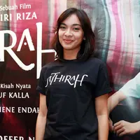 "Di sini saya berperan sebagai ibu Ida dewasa. Jadi ibu Ida ini sebenernya love interestnya Ucu (pemeran JK)," jelas Tika. "Kalau karakter Ibu Ida, saya engga bisa banyak bicara," tambahnya. (Deki Prayoga/Bintang.com)