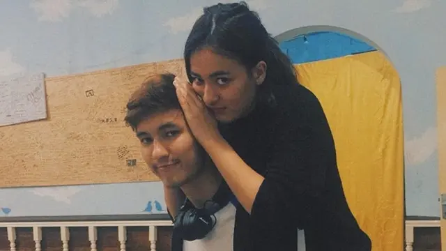 6 Potret Kebersamaan Mawar Eva dan Budi Floris, Kakak-Adik yang Seru Abis