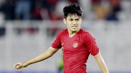 Witan Sulaeman - Pergerakan Witan yang lincah membuat barisan pertahanan Thailand kerepotan. Sayang, ia tak bisa bermain hingga akhir laga lantaran harus keluar pertengahan babak kedua karena cedera. (Bola.com/M Iqbal Ichsan)