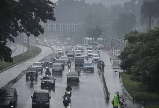 Sejumlah kendaraan melintas saat hujan di Bundaran HI, Jakarta, Jumat (18/2/2022). BMKG mengungkapkan potensi curah hujan meningkat dan cuaca ekstrem sepanjang 17-23 Februari 2022. Sejumlah wilayah diminta waspada dampak yang terjadi dari cuaca buruk. (Liputan6.com/Faizal Fanani)