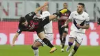 Gelandang AC Milan Brahim Diaz dilanggar oleh gelandang Fiorentina Rolando Mandragora pada duel pekan ke-15 Serie A 2022/2023 di San Siro, Senin (14/11/2022). AC Milan harus berjuang keras untuk membekuk Fiorentina dengan skor 2-1. (AP Photo/Luca Bruno)