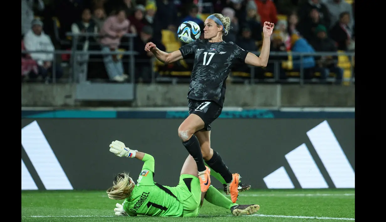 Pemain Timnas Selandia Baru putri, Hannah Wilkinson (kanan), berusaha menjebol gawang Timnas Filipina putri yang dijaga oleh Olivia McDaniel, dalam pertandingan lanjutan grup A Piala Dunia Wanita 2023 yang berlangsung di Stadion Regional Wellington, Selasa (25/7/2023). (AFP/Marty Melville)