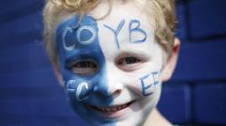 2. Supporter Everton mewarnai wajahnya saat akan menonton laga Premier League melawan Stoke di Stadion Goodison Park, Liverpool, Inggris, (Sabtu (27/8/2016). (Reuters/Ed Sykes)