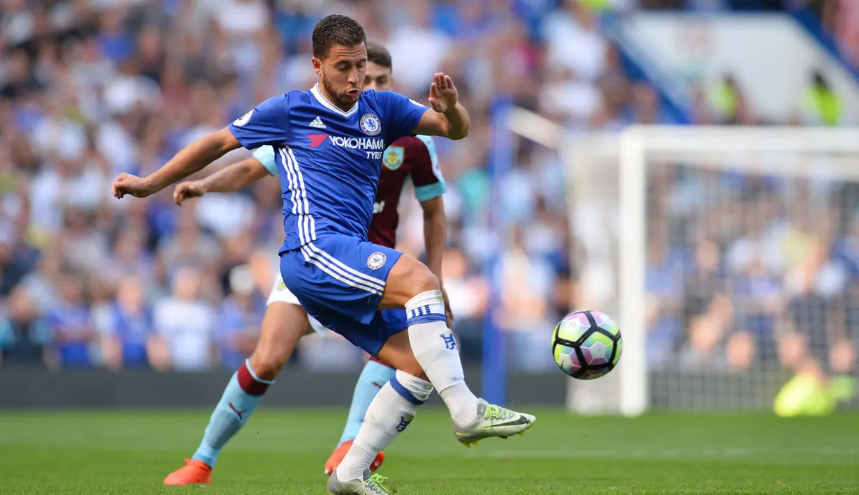 Eden Hazard membuka keunggulan timnya saat menjamu Burnley pada laga pekan ke-3 liga Inggris di Stamford Bridge, London (27/8/2016). (AFP/Glyn Kirk)