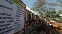 Hari pertama masuk sekolah, siswa SDN Bungurjaya di Subang terpaksa belajar di halaman lantaran gedung sekolah ambruk. (Liputan6.com/ Abramena)