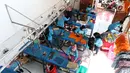 Pekerja tengah menyetrika pakaian yang menggunakan energi dari gas alam (Compressed Natural Gas/CNG) PGN di Bogor Laundry, Bogor, Kamis (28/9). (Liputan6.com/Angga Yuniar)