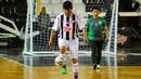 Presiden Bolivia Evo Morales mengontrol bola saat pertandingan persahabatan melawan anggota komunitas Bolivia setempat selama kunjungannya di Asunción, Paraguay, (14/8). (AFP Photo/Silvio Rojas)
