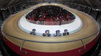 Tim balap sepeda Amerika Serikat berkompetisi pada babak kualifikasi nomor team pursuit putra UCI Track Nation Cup 2023 yang berlangsung di Jakarta International Velodrome, Rawamangun, Jakarta, Kamis (23/2/2023). (Bola.com/Bagaskara Lazuardi)