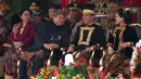 Presiden terpilih Prabowo Subianto terlihat hadir dan duduk di samping kanan Presiden Joko Widodo (Jokowi) saat upacara di Istana, Ibu Kota Negara, Nusantara. (AP Photo/Achmad Ibrahim)