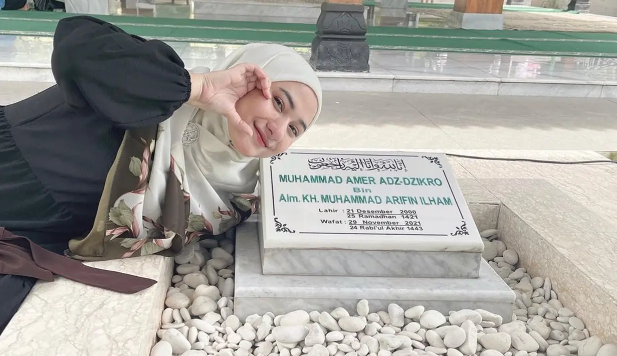 Baru-baru ini Nadzira Shafa terlihat membagikan momen saat ziarah ke makam Ameer Azzikra. Dalam unggahannya, tampak wanita kelahiran tahun 2000 itu memamerkan senyum ketegaran. Ia mengungkapkan jika pelan-pelan tangisnya mereda dan membawa senyum cerahnya ke hadapan makam sang suami. (Liputan6.com/IG/@enazirashf_)