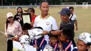 Menteri Sosial Agus Gumiwang merangkul anak-anak saat mengunjungi dan menyaksikan sekaligus menutup Turnamen Asiana Cup IV di Jakarta, Minggu (14/10). (Liputan6.com/JohanTallo)