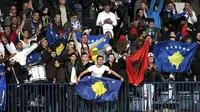Fans Kosovo memberikan dukungan untuk pemain timnas mereka pada pertandingan Grup I Kualifikasi Piala Dunia 2018, di Veritas Stadium, Turku. Pada laga tersebut, Kosovo berhasil menahan imbang tuan rumah Finlandia dengan skor 1-1.  (Reuters/Jussi Nukari)