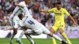 Pemain Real Madrid berusaha menghadang pemain Villarreal, Nicola Sansone, pada laga La Liga 2016-2017, Kamis (22/9/2016) dini hari WIB. (AFP/Gerard Julien)