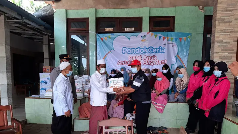 Kemensos Serahkan Santunan kepada Korban Longsor di Pamekasan