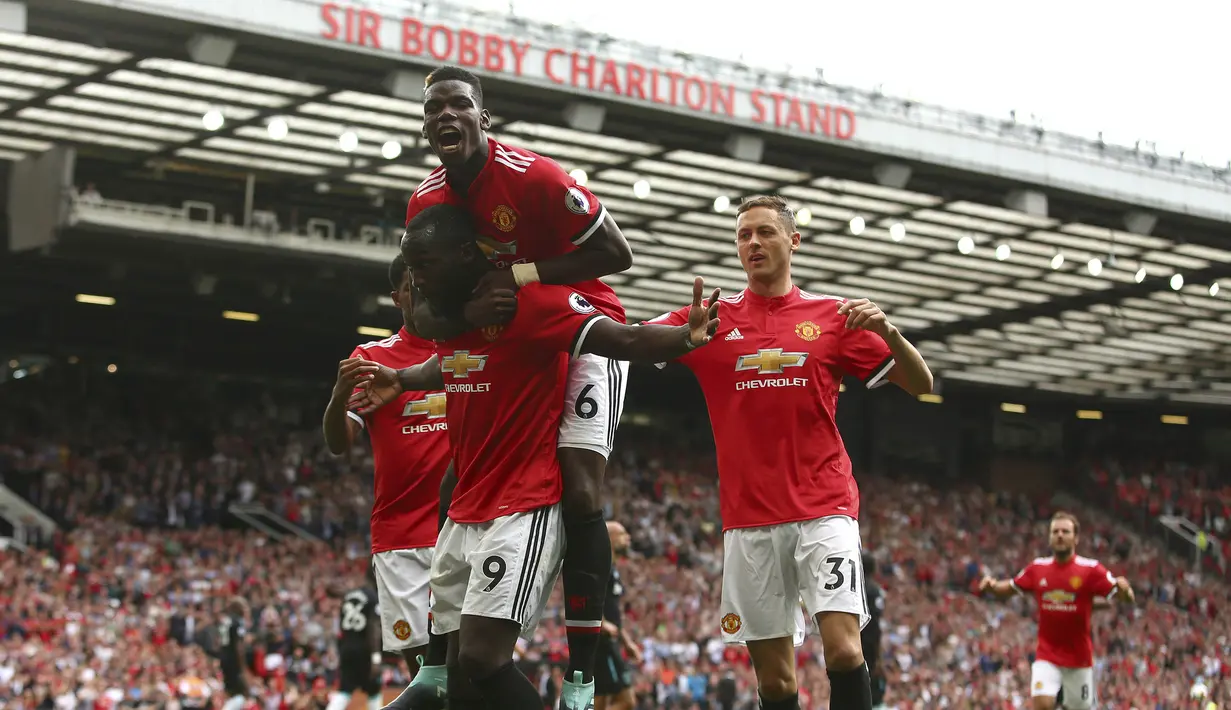 Striker Manchester United, Romelu Lukaku, merayakan gol yang dicetaknya ke gawang West Ham  pada laga Premier League di Stadion Old Trafford, Manchester, Minggu (13/8/2017). Manchester United menang 4-0 atas West Ham. (AP/Dave Thompson)