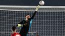 Sergio Herrera yang membuat penyelamatan spektakuler dengan ujung jarinya untuk menggagalkan tembakan Eden Hazard. (Foto: AFP/Javier Soriano)