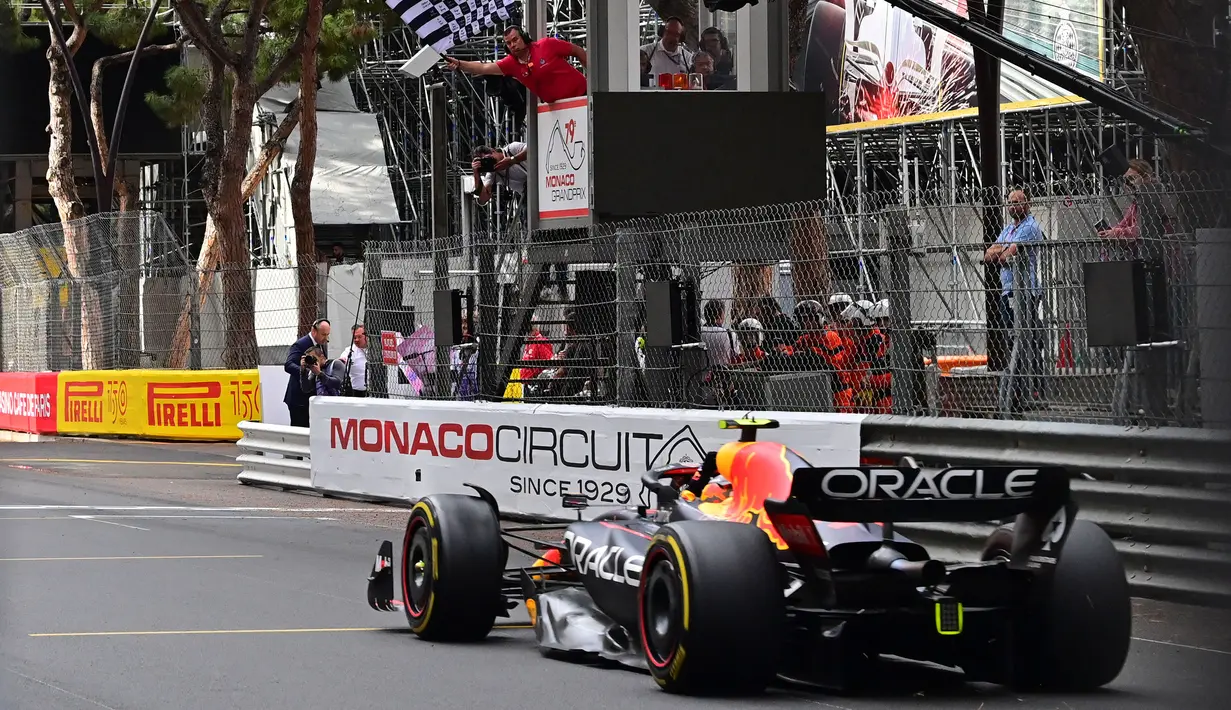 Pebalap Red Bull, Sergio Perez memacu mobilnya menjelang garis finis saat Formula 1 GP Monako 2021 di Monaco street circuit pada 29 Mei 2021. (AFP/Andrej Isakovic)