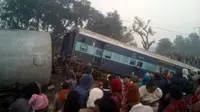 Sebuah kereta yang tergelincir di Kanpur, India utara, mengakibatkan 2 orang tewas dan 43 lainnya luka-luka. (Navneet Jaiswal)
