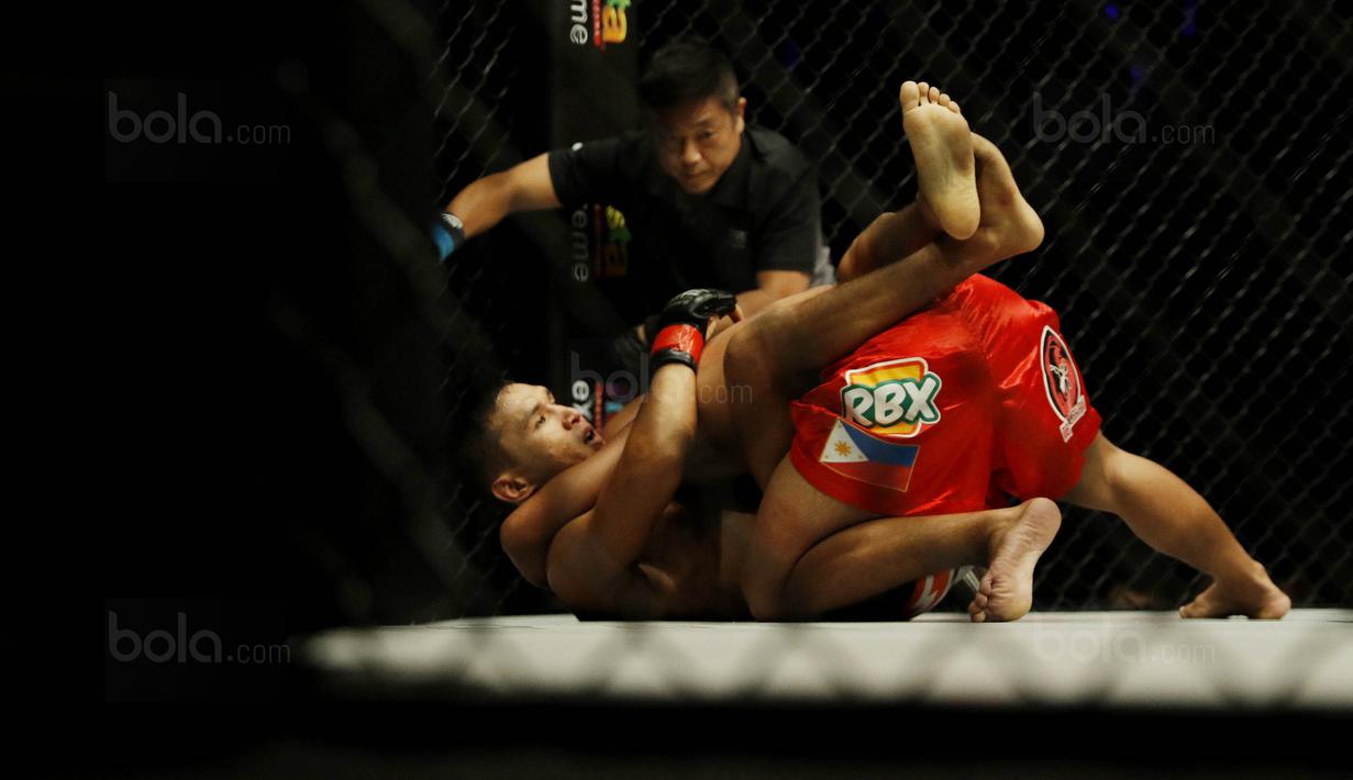 Petarung Kazakhstan, Kairat Akhmetov, saat melawan petarung Filipina, Geje Eustaquio, pada One Champhionship di JCC, Senayan, Sabtu (16/9/2017). Tampil mendominasi, Kairat Akhmetov, menang poin atas Geje Eustaquio  (Bola.com/M Iqbal Ichsan)