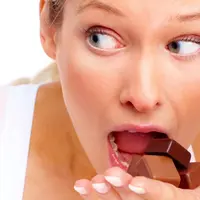 Orang yang makan cokelat secara rutin terbukti memiliki kinerja kognitif yang lebih baik. Sumber : wajibbaca.com.