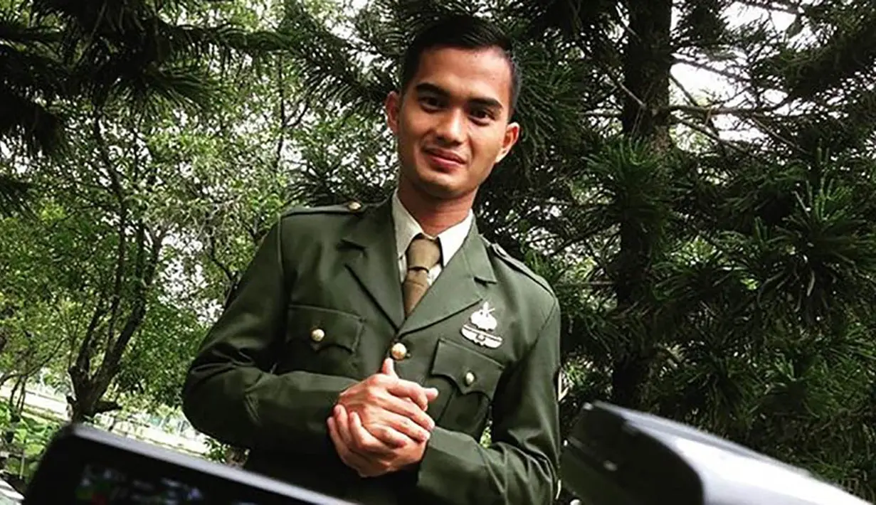 Kiper PS TNI, Dhika Bayangkara, penuh kebanggaan mengenakan seragam dinas. (Instagram)