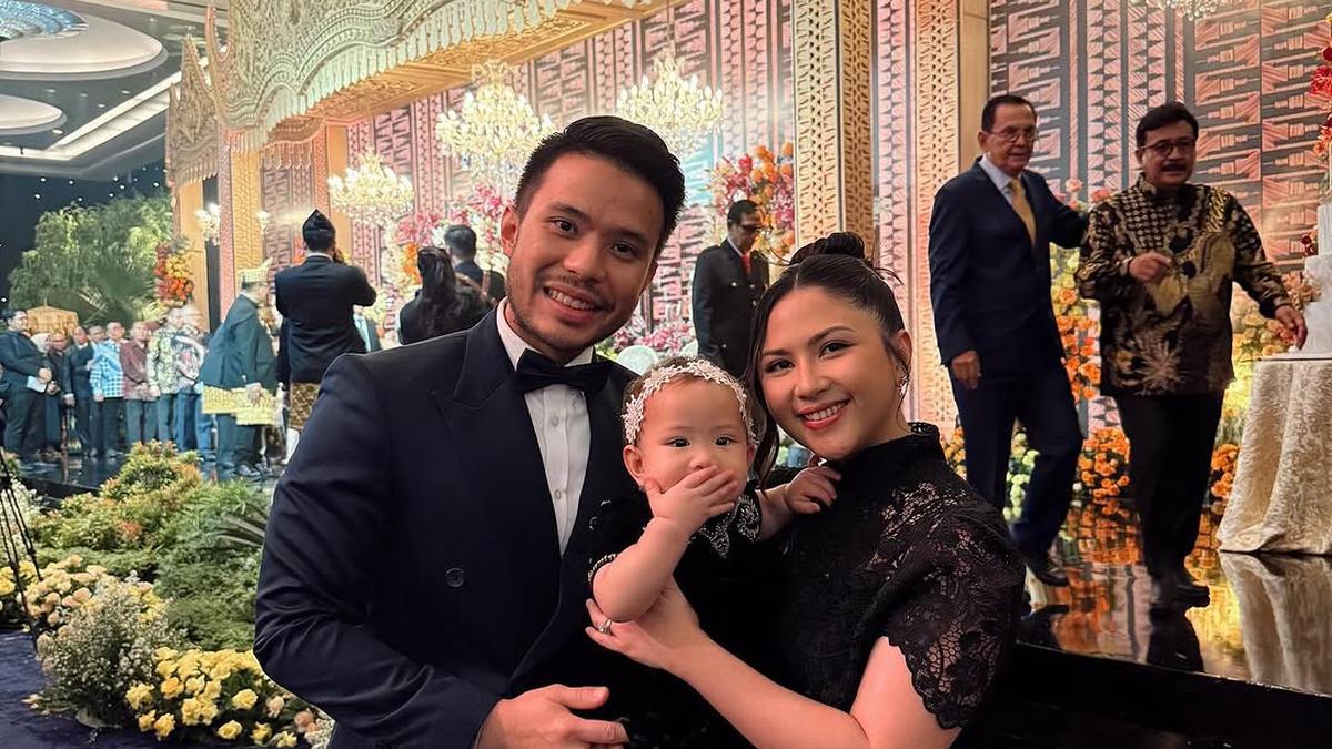 Gaya Mama Cantik Jessica Mila Kondangan Sambil Momong Anak, Tampil Elegan dengan Tas Hermes Kelly