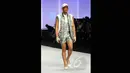 Model berjalan membawakan busana rancangan Ivan Gunawan yang bertema "Thalassa" pada ajang Indonesia Fashion Week 2015 di JCC Senayan, Jakarta, Kamis (26/2). (Liputan6.com/Panji Diksana)