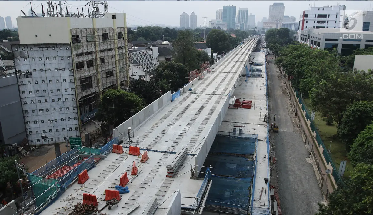Pembangunan proyek Mass Rapid Transit (MRT) di kawasan Blok M, Jakarta, Minggu (13/8). Gubernur DKI Jakarta, Djarot Saiful Hidayat menyatakan uji coba MRT sudah bisa dilakukan April hingga Mei 2018 mendatang. (Liputan6.com/Herman Zakharia)