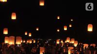 Peserta menerbangkan lampion sebagai tanda puncak perayaan Tri Suci Waisak 2566 BE/2022 di Candi Borobudur, Magelang, Jawa Tegah, Senin (16/05/2022) malam. Setelah sempat ditiadakan selama pandemi, pelepasan ribuan lampion di Pelataran Candi Borobudur pada Waisak tahun ini kembali diselenggarakan. (merdeka.com/Iqbal S.Nugroho)