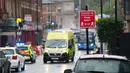 Ambulans terlihat di sebuah jalan di Bolton, Greater Manchester, Inggris (2/9/2020). Pembatasan di Bolton dan Trafford semula akan dilonggarkan semalam setelah sebelumnya mencatatkan penurunan kasus pada Agustus. (Xinhua/Jon Super)
