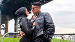 Kemesraan yang ditunjukkan oleh pasangan selebriti ini juga tak lepas dari perhatian netizen. Bahkan, tak sedikit pula kebersamaan keduanya disebut-sebut terlihat begitu serasi. (Liputan6.com/IG/@terryputri)