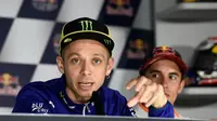 Pebalap Movistar Yamaha, Valentino Rossi, berbicara di hadapan awak media pada sesi konferensi pers jelang MotoGP Spanyol di Sirkuit Jerez, Kamis (4/5/2017). (Crash)
