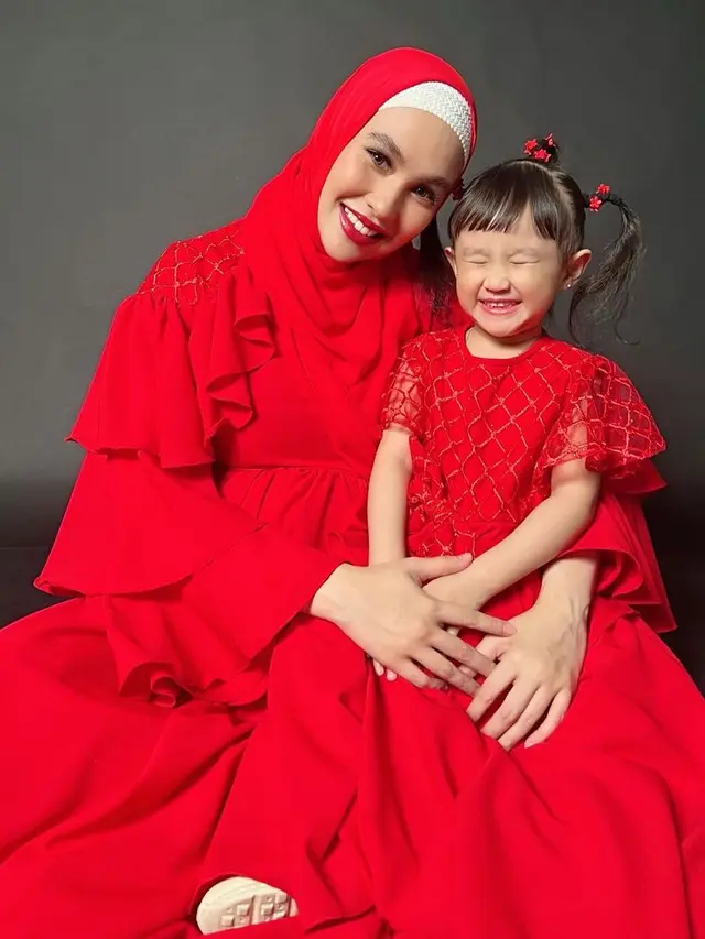 6 Gaya Pemotretan Terbaru Kartika Putri dengan Sang Anak, Kompak Bergaun Merah