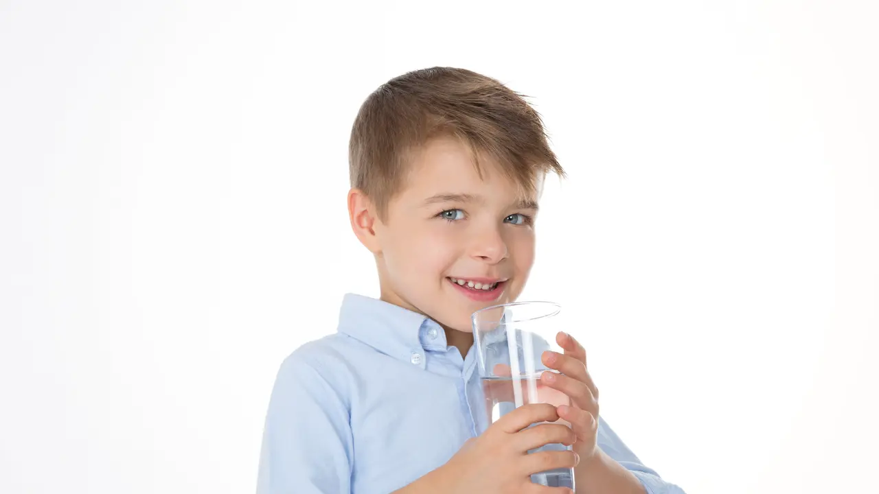 Ilustrasi Anak Minum Air Putih (iStockphoto)