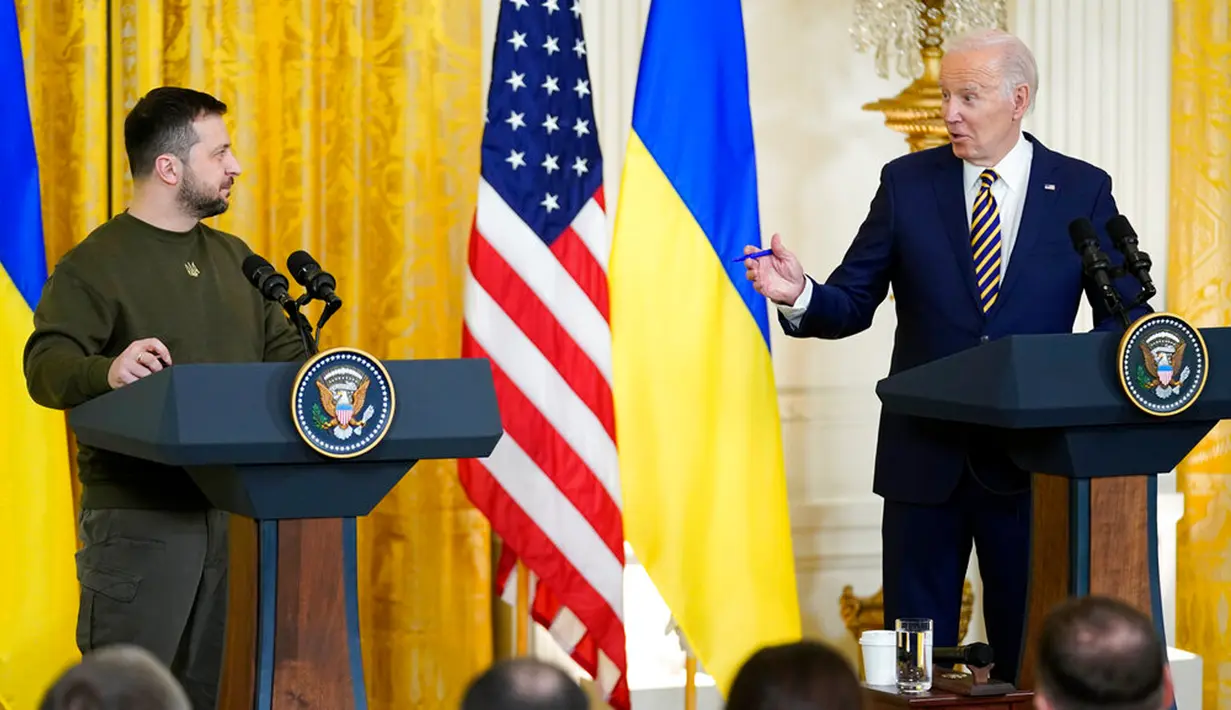 Presiden Amerika Serikat Joe Biden berbicara dalam konferensi pers dengan Presiden Ukraina Volodymyr Zelenskyy di Ruang Timur Gedung Putih, Washington, Amerika Serikat, 21 Desember 2022. Zelenskyy mengatakan ingin berkunjung lebih awal dan kunjungannya sekarang menunjukkan situasi terkendali, karena dukungan AS.
(AP Photo/Andrew Harnik)