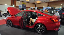 Ada banyak pengunjung yang penasaran dan benar-benar penuh dengan rasa ingin tahu apa saja yang ada di dalam MG 5 GT. Tak hanya bagian depan, bagian belakang juga tak luput dari rasa penasaran pengunjung. Terlihat seorang wanita yang sedang duduk di kursi belakang MG 5 GT sembari menikmati kabin nya yang cukup luas.