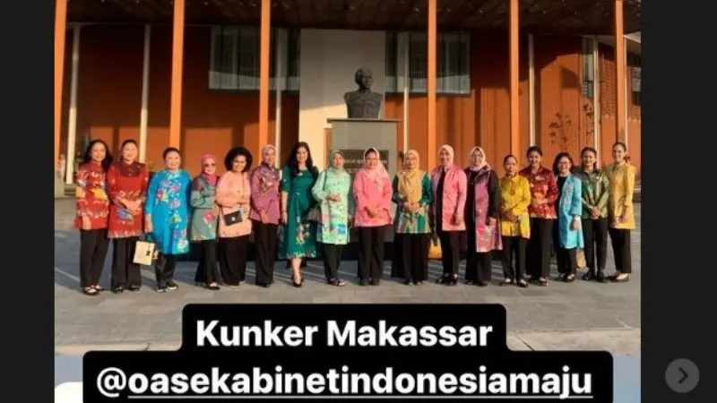 Annisa Pohan Dampingi Iriana Jokowi Kunjungan Kerja ke Makassar.  Tampil Simpel dengan Gaun Hijau Tosca