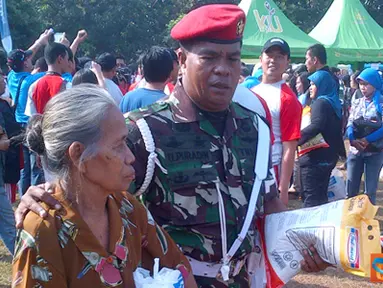 Citizen6, Cijantung: Kopassus bekerjasama dengan Bank Mandiri menyelenggarakan bakti sosial berupa pasar murah menjelang Idul Fitri 1433 H di lapangan Gatot Subroto Cijantung, Kopassus Jakarta Timur, Sabtu (11/8). (Pengirim: Penkopassus)