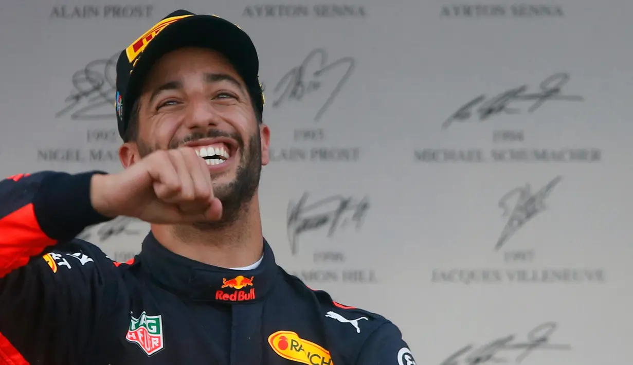 Pembalap Red Bull, Daniel Ricciardo mereyakan kemenangannya di atas podium usai menjuarai balapan GP Azerbaijan di Baku, Minggu (25/6). Kemenangan itu sekaligus menandai kesuksesan pertamanya meraih puncak pertama musim ini. (AP Photo/Darko Bandic)