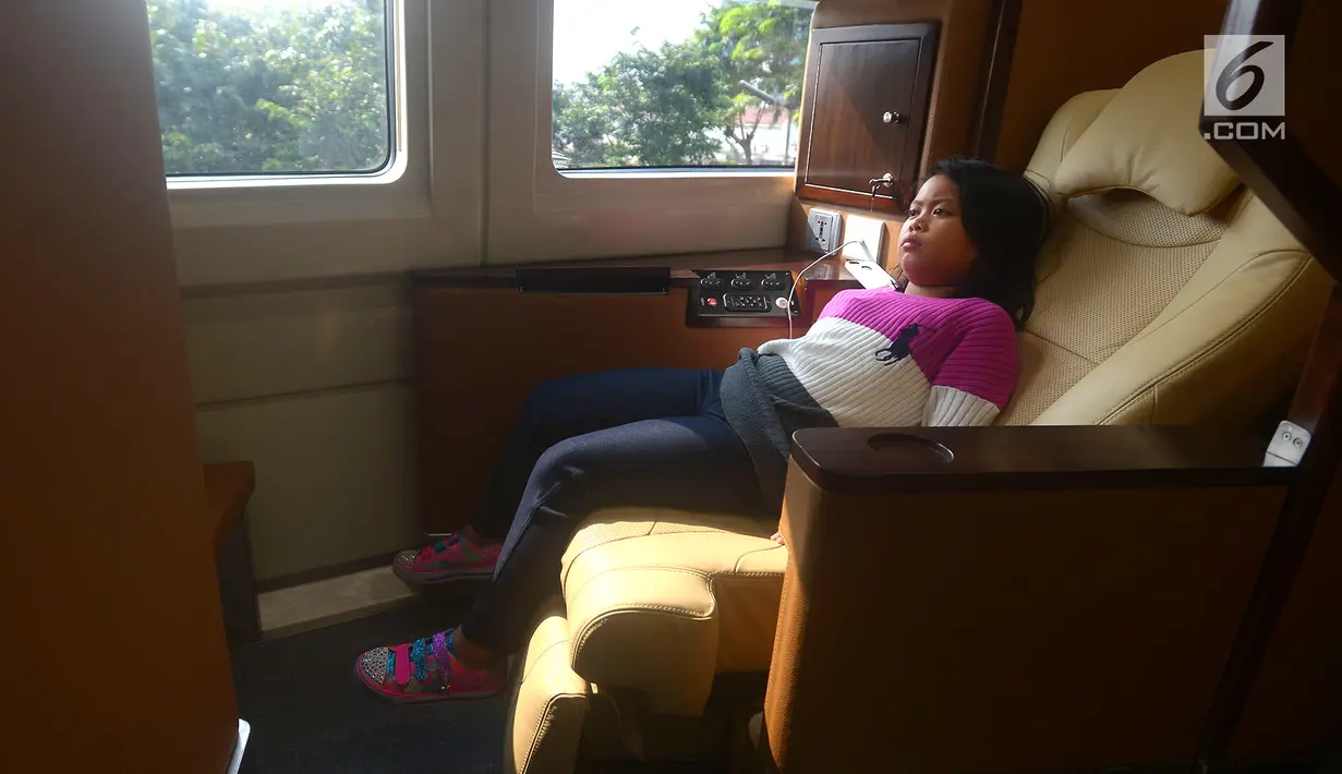Warga mudik menggunakan rangkaian kereta sleeper di Stasiun Gambir, Jakarta, Selasa (12/6). Satu kereta sleeper hanya terdiri dari 18 penumpang. (Merdeka.com/Imam Buhori)