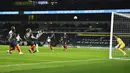 Pemain Tottenham Hotspur, Moussa Sissoko, mencetak gol ke gawang Brentford pada laga Piala Liga Inggris, di London, Rabu (06/01/2021). Spurs menang dengan skor 2-0. (Glyn Kirk/Pool via AP)