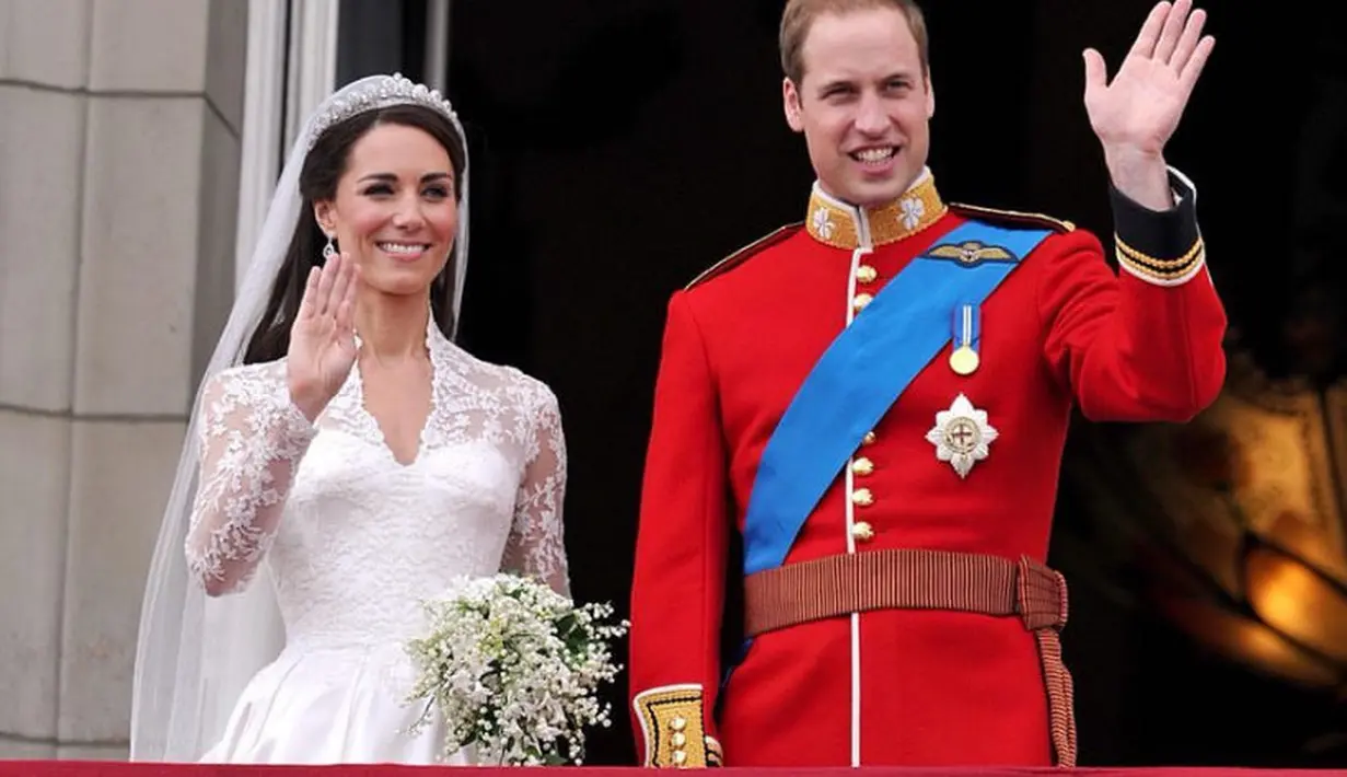 Kate Middleton mengenakan gaun putih kerah v neck berlace lengkap dengan veilnya dari Alexander Mcqueen. [@princeandprincessofwales]