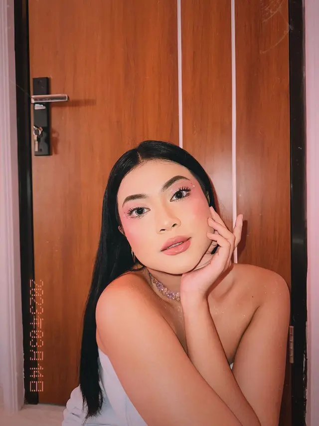 8 Inspirasi Gaya Makeup ala Hanum Mega, dari Bold hingga Monokromatik