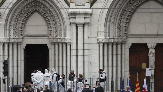 Polisi Prancis dan petugas forensik bekerja menangani kasus penikaman di gereja Notre Dame di Nice, Prancis, pada Kamis (29/10/2020). (Foto credit: AP/Daniel Cole)